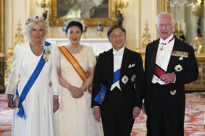 El rey Carlos III de Gran Bretaña, junto con el emperador japonés Naruhito, la emperatriz Masako y la reina Camila, posan para las cámaras antes de un banquete durante la visita de Estado a Gran Bretaña del emperador y la emperatriz japoneses en Londres, el martes 25 de junio de 2024. (Foto AP/Kirsty Wigglesworth, Pool)