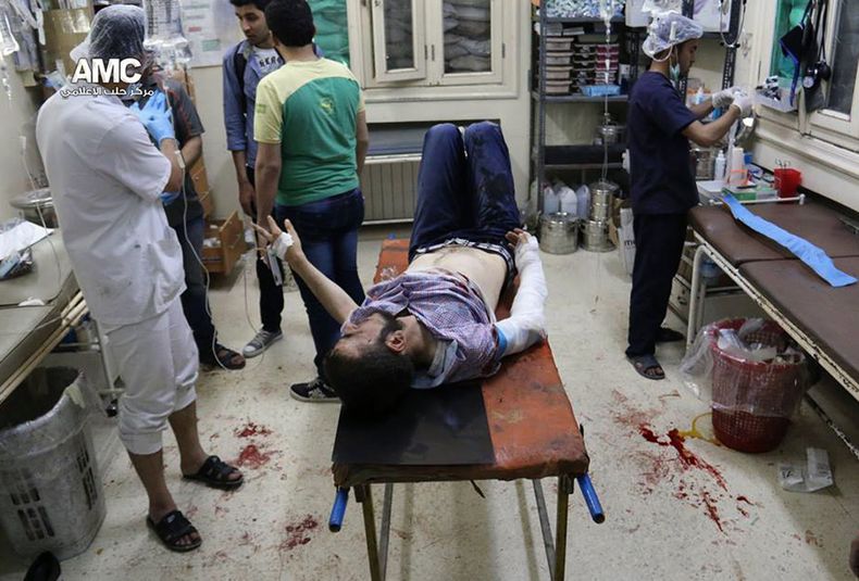 Fotograf&iacute;a de archivo del 4 de mayo proporcionada originalmente por el grupo activista antigubernamental Aleppo Media Center (AMC) muestra a un hombre que result&oacute; herido en un ataque a&eacute;reo de fuerzas del gobierno. mientras es atendido