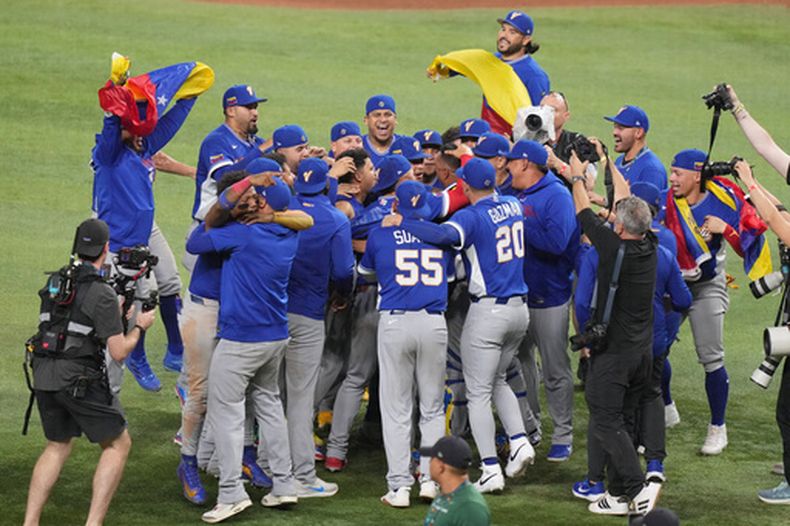 Venezuela celebra tras vencer 3-2 a Estados Unidos en la final del Clásico Mundial de béisbol, el martes 17 de marzo de 2026, en Miami. (AP Foto/Lynne Sladky)