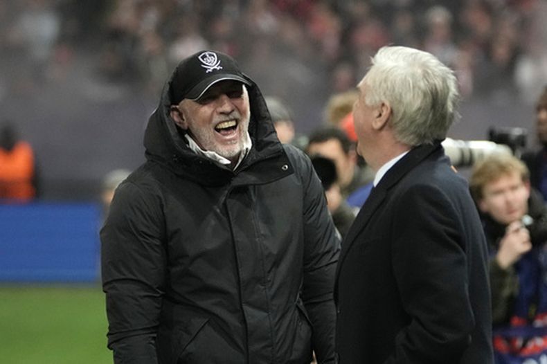 ARCHIVO - El director técnico del Brest, Eric Roy (izquierda), sonríe junto al director técnico del Real Madrid, Carlo Ancelotti, antes del inicio del partido de fútbol de la fase de liga de la Liga de Campeones entre el Brest y el Real Madrid en el estadio Roudourou en Guingamp, Francia, el 29 de enero de 2025. (Foto AP/Thibault Camus, Archivo)
