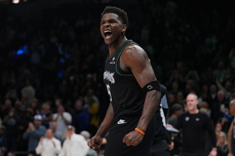 Anthony Edwards, base de los Timberwolves de Minnesota, festeja luego de atinar un triple ante los Grizzlies de Memphis, el martes 3 de marzo de 2026 (AP Foto/Abbie Parr)