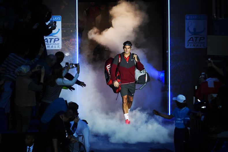 Roger Federer llega a la cancha para enfrentar a Kei Nishikori en la Copa Masters en Londres el 11 de noviembre del 2014. Federer fue escogido nuevamente para el equipo de Suiza en la Copa Davis cuya final se disputar&aacute; del 21 al 23 de noviembre. (A
