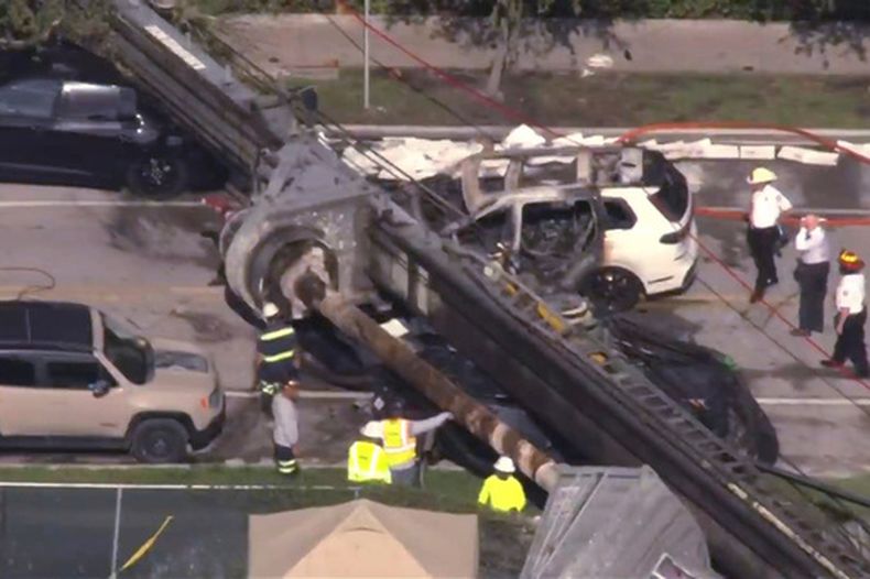 Esta imagen tomada de un vídeo de WSVN muestra a las autoridades de Miami respondiendo a la escena de una grúa que se derrumbó en una obra de construcción, el lunes 14 de septiembre de 2026. (WSVN vía AP)