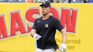 Aaron Judge, de los Yanquis de Nueva York, calienta antes de un juego ante los Guardianes de Cleveland, el miércoles 3 de mayo de 2023 (AP Foto/Frank Franklin II)