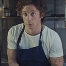 Esta imagen proporcionada por FX muestra a Jeremy Allen White en una escena de The Bear. (FX vía AP)
