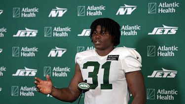 David Bailey de los Jets de Nueva York habla con la prensa durante el campamento de entrenamiento el sábado primero de agosto del 2026. (AP Foto/Adam Hunger)