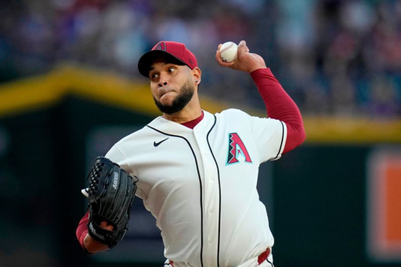 El venezolano Eduardo Rodríguez, abridor de los Diamondbacks de Arizona, lanza frente a los Piratas de Pittsburgh, en el duelo del martes 5 de mayo de 2026 (AP Foto/Ross D. Franklin)