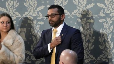 El director del FBI, Kash Patel, se pone una mano sobre el pecho mientras el presidente Donald Trump habla ante una sesión conjunta del Congreso, el martes 4 de marzo de 2025, en el Capitolio en Washington. (AP Foto/Ben Curtis)