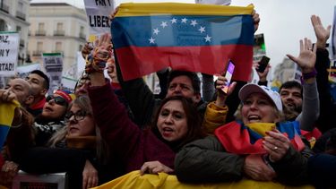 Archivo: Los venezolanos que viven en España tienen carteles que dicen “¡Democracia ahora!” y banderas venezolanas durante una manifestación en apoyo de la oposición venezolana en Madrid el 25 de enero de 2020. (Foto de JAVIER SORIANO / AFP