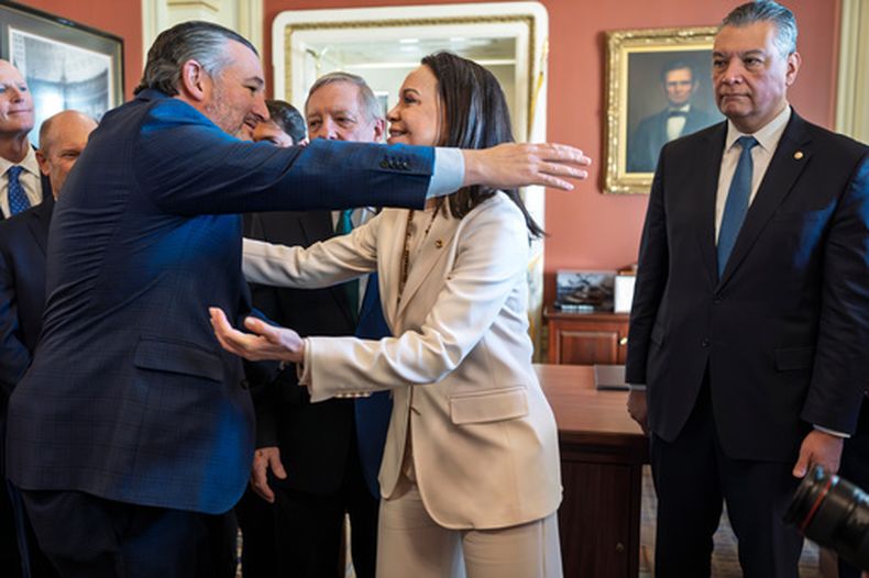 La líder opositora venezolana María Corina Machado abraza al senador republicano Ted Cruz (izquierda) mientras el senador demócrata Alex Padilla (derecha) los observa, el jueves 15 de enero de 2026, en el Capitolio, en Washington. (AP Foto/J. Scott Applewhite)