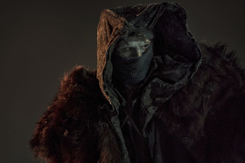 Esta imagen publicada por Netflix muestra a Jacob Elordi como La Criatura en una escena de Frankenstein. (Netflix vía AP)