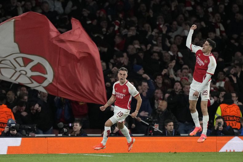 Leandro Trossard (centro) celebra con Kai Havertz tras marcar el segundo gol de Arsenal ante Bayern Múnich en los cuartos de final de la Liga de Campeones, el martes 9 de abril de 2024, en Londres. (AP Foto/Frank Augstein)