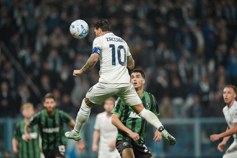 Mattia Zaccagni anota un gol de cabeza para Lazio en el partido contra Sassuolo en la Serie A de Italia, el martes 27 de octubre de 2026, en Reggio Emilia. (Massimo Paolone/LaPresse vía AP)