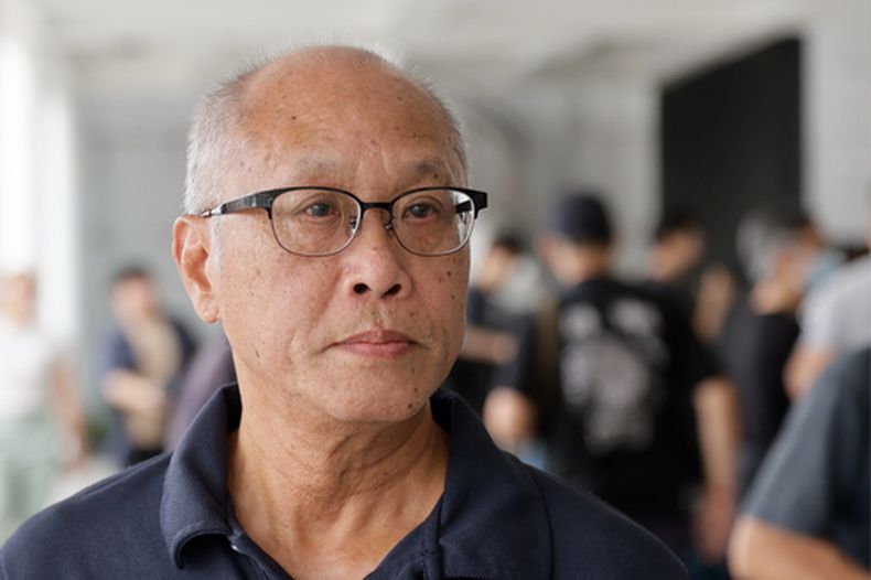 Yip Ka-kui, familiar de una víctima del incendio de Tai Po, observa tras los alegatos finales en la audiencia de una comisión independiente que investiga el incendio ocurrido el año pasado en Tai Po, en Hong Kong, el viernes 17 de julio de 2026. (Foto AP/May James)