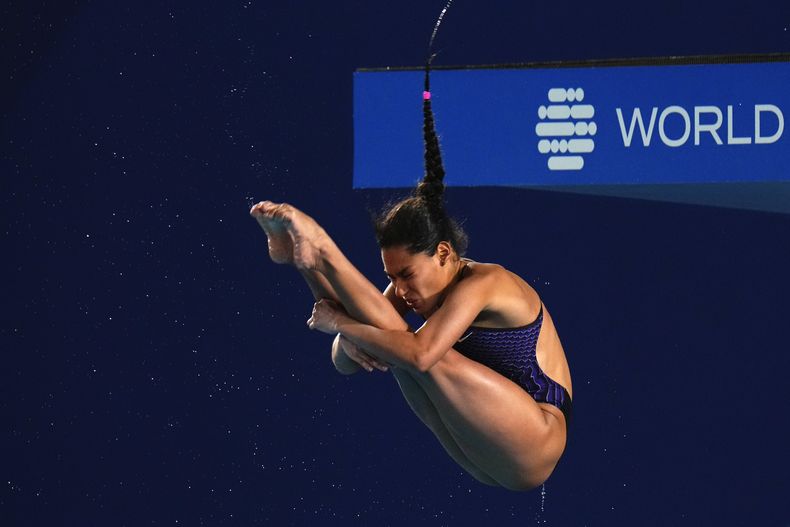 La mexicana Gabriela Agundez Garcia cmpite en la plataforma individual en el Campeonato Mundial de Natación en Doha, Qatar el lunes 5 de febrero del 2024. (AP Foto/Hassan Ammar)