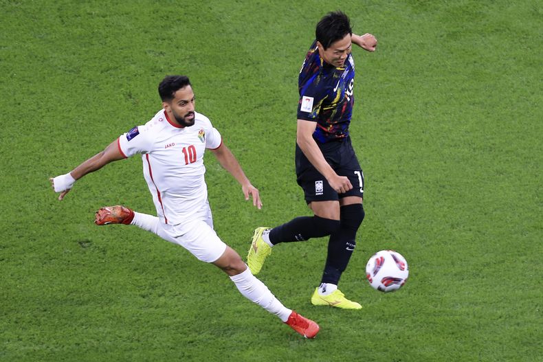 Mousa Altamari de Jordania pelea por el balón con Kim Young-gwon del Corea del Sur en la semifinal de la Copa Asiática en el Estadio Ahmad Bin Ali en Al Rayyan, Qatar el martes 6 de febrero del 2024. (AP Foto/Hussein Sayed)