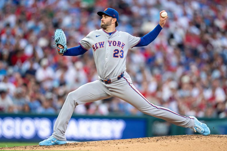 El relevista de los Mets de Nueva York David Peterson lanza en la segunda entrada del juego ante los Filis de Filadelfia el domingo 21 de junio del 2026. (AP Foto/Chris Szagola)