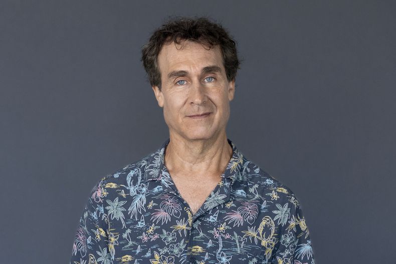 El director Doug Liman posa para promocionar la película The Instigators el viernes 26 de julio de 2024 en Boston. (Foto AP/Reba Saldanha)