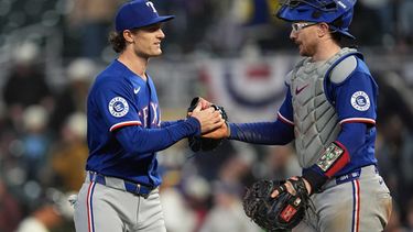 El relevista de los Rangers de Texas Jacob Latz y el cátcher Danny Jansen se dan la mano en el encuentro ante los Mellizos de Minnesota el sábado 26 de septiembre del 2026. (AP Foto/Abbie Parr)