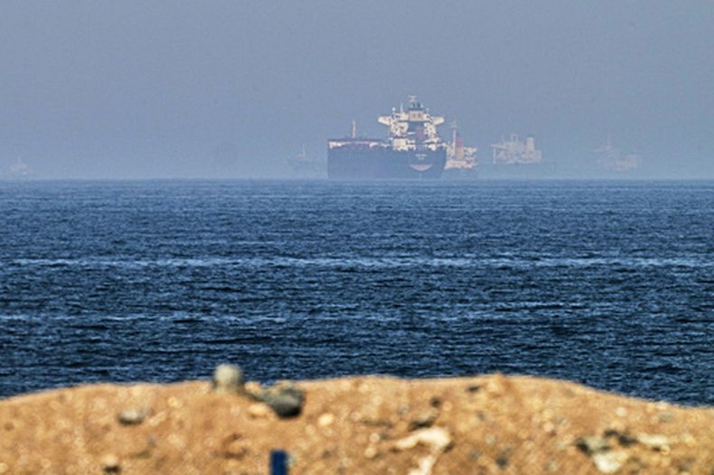 Buques de carga cerca del Estrecho de Ormuz, vistos desde Khor Fakkan, Emiratos Árabes Unidos, el 1 de mayo del 2026. (AP foto/Fatima Shbair)