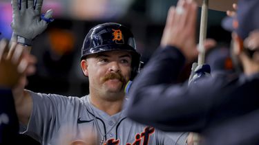 Jake Rogers, de los Tigres de Detroit, celebra en el dugout con sus compañeros de equipo después de batear un jonrón durante la tercera entrada del juego de béisbol en contra de los Rangers de Texas, el lunes 3 de junio de 2024, en Arlington, Texas. (AP Foto/Gareth Patterson)