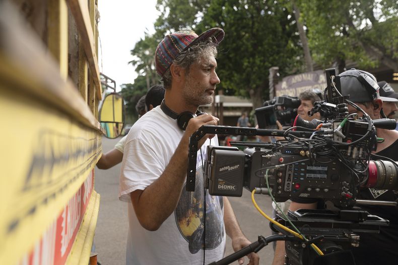 En esta imagen prporcionada por Searchlight Pictures, el director Taika Waititi en el set de Next Goal Wins. (Hilary Bronwyn Gayle/Searchlight Pictures vía AP)