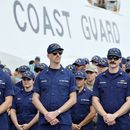 Miembros de la Guardia Costera de Estados Unidos esperan la llegada de la secretaria de Justicia Pam Bondi y del director del FBI Kash Patel para una conferencia de prensa, el miércoles 9 de abril de 2025, en Port Everglades, Florida. (Amy Beth Bennett /South Florida Sun-Sentinel vía AP)