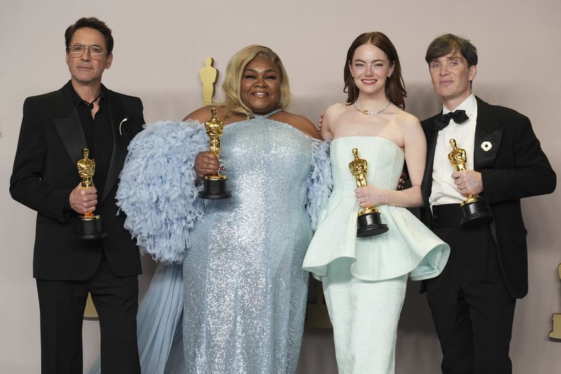 ARCHIVO - Los ganadores del Oscar, de izquierda a derecha, Robert Downey Jr., actor de reparto por Oppenheimer, DaVine Joy Randolph, actriz de reparto por The Holdovers, Emma Stone, actriz principal de Poor Things y Cillian Murphy, actor principal de Oppenheimer, posan en la sala de prensa de los Oscar en Los Ángeles el 10 de marzo de 2024. (Foto Jordan Strauss/Invision/AP, archivo)