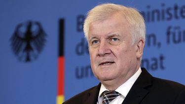 Alemania proscribe grupo nazi, allana domicilios