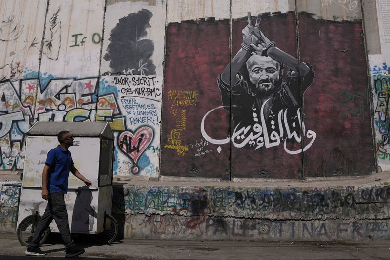 Un mural del activista palestino Marwan Barghouti con la leyenda “Nos vemos pronto”, en la barrera de separación israelí en Belén, Margen Occidental, el 20 de agosto del 2025. (AP foto/Mahmoud Illean)