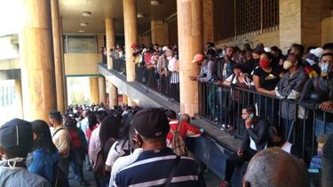 repletas de personas las sedes del saime en caracas