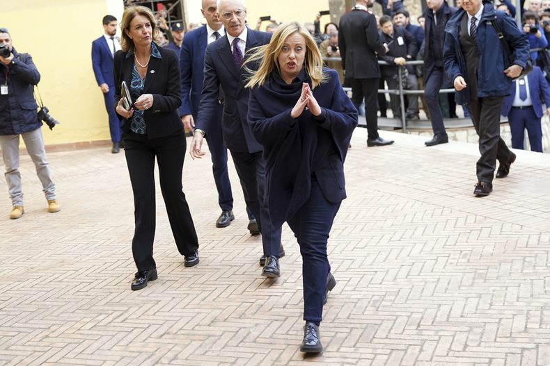 ARCHIVO - En esta imagen de archivo del 9 de marzo de 2023, la primera ministra italiana, Giorgia Meloni, a su llegada a Cutro, en el sur de Italia, para presidir una reunión extraordinaria del gobierno tras un naufragio la madrugada del 26 de febrero de 2024 a una escasa distancia de la costa en Steccatodi Cutro, en el extremo sur de Italia. Al menos 94 personas murieron. Sobrevivientes y familiares de las víctimas del naufragio regresaron al lugar un año después para actos de recuerdo. (Antonino DUrso/LaPresse via AP)