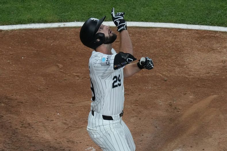El jugador de los Medias Blancas de Chicago, Tristan Peters, hace un gesto tras conectar un jonrón contra los Rangers de Texas durante la sexta entrada de un partido de béisbol el martes 25 de agosto de 2026, en Chicago. (Foto AP/David Banks)