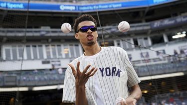 El basquetbolista francés Victor Wembanyama, señalado para ser la primera selección del draft de la NBA, se dispone a hacer el primer lanzamiento del juego del martes 20 de junio de 2023, entre los Yanquis de Nueva York y los Marineros de Seattle (AP Foto/John Minchillo)