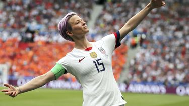 En esta imagen del 7 de julio de 2019, la estadounidense Megan Rapinoe celebra después de anotar el primer gol durante la final del Mundial femenino ante Holanda, en Lyon, Francia. (AP Foto/Francisco Seco, Archivo)