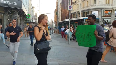 un cubano sorprende con su baile en las calles de madrid