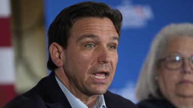 El gobernador de Florida Ron DeSantis durante un evento político, el viernes 19 de mayo de 2023, en Bedford, Nueva Hampshire. (AP Foto/Robert F. Bukaty)