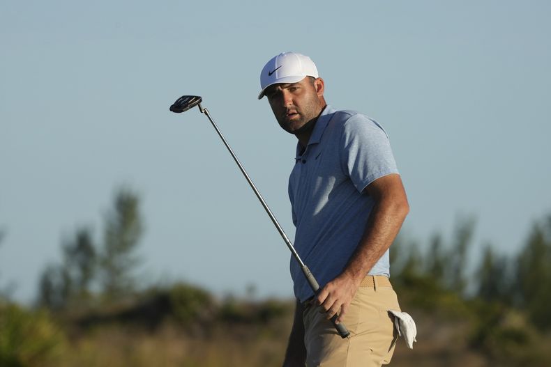 Scottie Scheffler, de Estados Unidos, observa su putt en el green del hoyo 17 durante la ronda final del Hero World Challenge PGA Tour en el Albany Golf Club en New Providence, Bahamas, el domingo 8 de diciembre de 2024. (AP Foto/Fernando Llano)