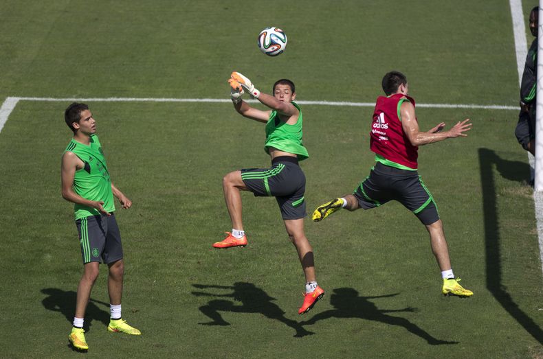 El jugador de M&eacute;xico, Javier Hern&aacute;ndez, centro, participa en un entrenamiento el domingo, 8 de junio de 2014, en Santos, Brasil. (AP Photo/Eduardo Verdugo)