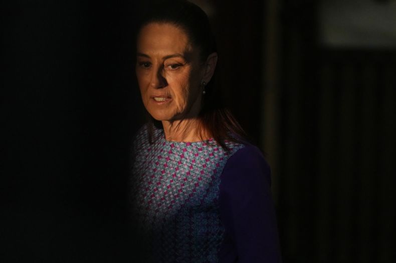 La presidenta mexicana Claudia Sheinbaum llega al Palacio Nacional para ofrecer su conferencia de prensa matutina diaria en la Ciudad de México, el jueves 30 de abril de 2026. (AP Foto/Fernando Llano)