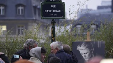 Un letrero de rue David Bowie después de ser develado en París, el lunes 8 de enero de 2024. París nombró la calle en honor a Bowie en el que habría sido su cumpleaños 77. (Foto AP/Christophe Ena)