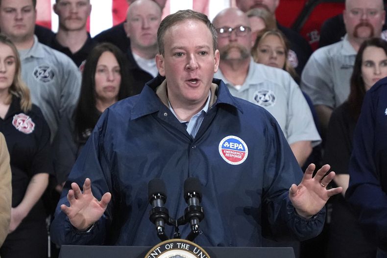 El administrador de la Agencia de Protección Ambiental de Estados Unidos Lee Zeldin en East Palestine, Ohio, el 3 de febrero del 2025. (AP foto/Gene J. Puskar)