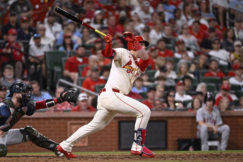 Nolan Gorman, de los Cardenales de San Luis, batea un sencillo en el duelo del sábado 18 de mayo de 2024, ante los Medias Rojas de Boston (AP Foto/Joe Puetz)