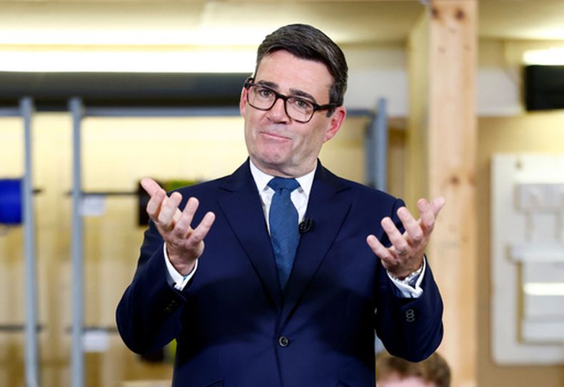 El primer ministro británico, Andy Burnham, ofrece un discurso centrado en estrechar lazos con el gobierno escocés en Motherwell, Escocia, el viernes 16 de octubre de 2026. (Jeff J Mitchell/Pool Foto via AP)