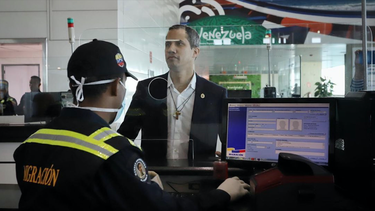 afectos al chavismo atacan al presidente juan guaido a su llegada a venezuela