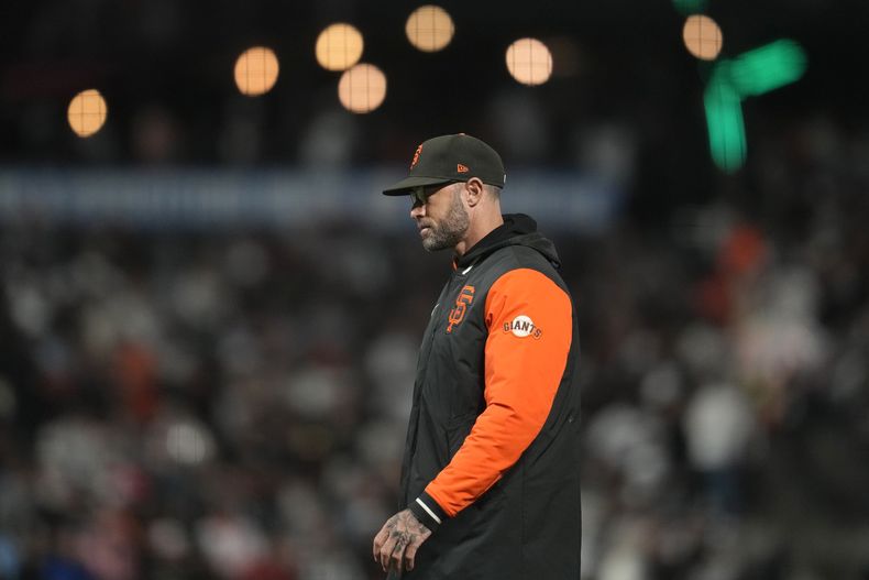 El manager de los Gigantes de San Francisco Gabe Kapler camina hacia la caseta después de cambiar de lanzador en el séptimo inning del partido ante los Padres de San Diego, el miércoles 27 de septiembre de 2023, en San Francisco. (AP Foto/Jeff Chiu)