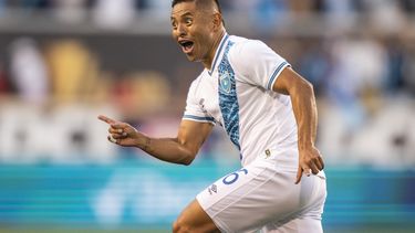 El zaguero guatemalteco Carlos Mejía tras anotar un gol en la victoria ante Guadalupe en la Copa Oro, el martes 4 de julio de 2023, en Harrison, Nueva Jersey. (AP Foto/Eduardo Muñoz Álvarez)