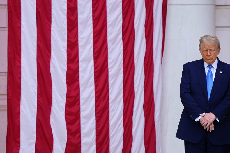 El presidente Donald Trump inclina la cabeza en oración con otros, antes de pronunciar el discurso por el Día de los Caídos en Guerras, en el Cementerio Nacional de Arlington, el lunes 26 de mayo de 2025, en Arlington, Virginia (AP Foto/Julia Demaree Nikhinson)