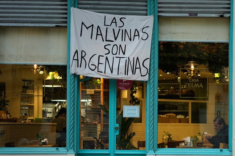 Un hombre en un restaurante que muestra una pancarta que dice “Las Malvinas son argentinas”, en Buenos Aires, Argentina, el lunes 27 de julio de 2026. (AP Foto/Natacha Pisarenko)