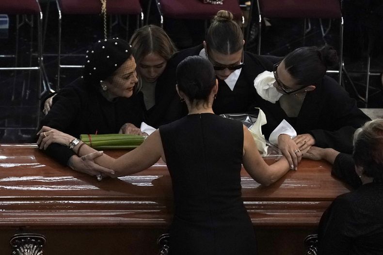 Miembros de la familia de Silvia Pinal se reúnen alrededor del ataúd que contiene los restos de la actriz mexicana, durante su funeral en el Palacio de Bellas Artes, en la Ciudad de México, el sábado 30 de noviembre de 2024. Pinal, actriz de la Época de Oro del cine mexicano en los años 1940 y 50, murió el jueves. Tenía 93 años. (Foto AP/Aurea Del Rosario)